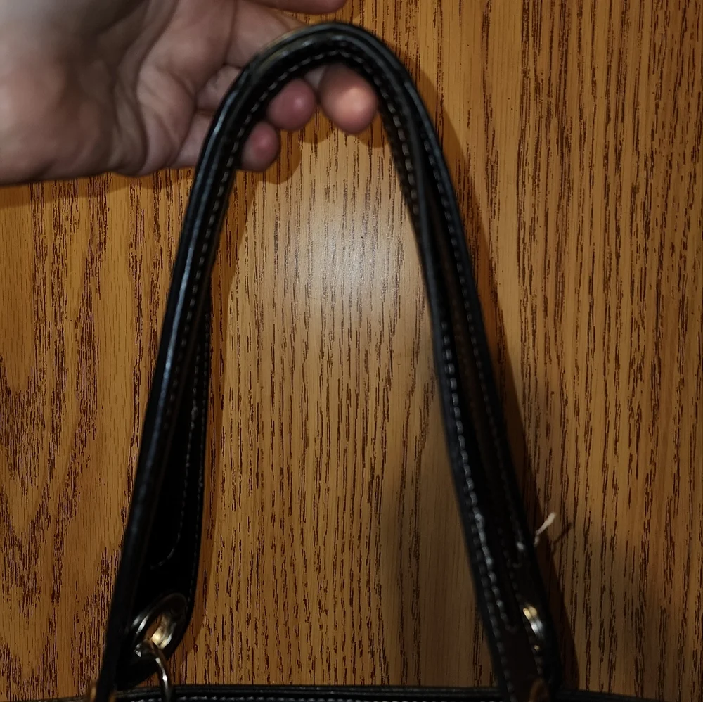 black tommy Hilfiger shoulder bag guc